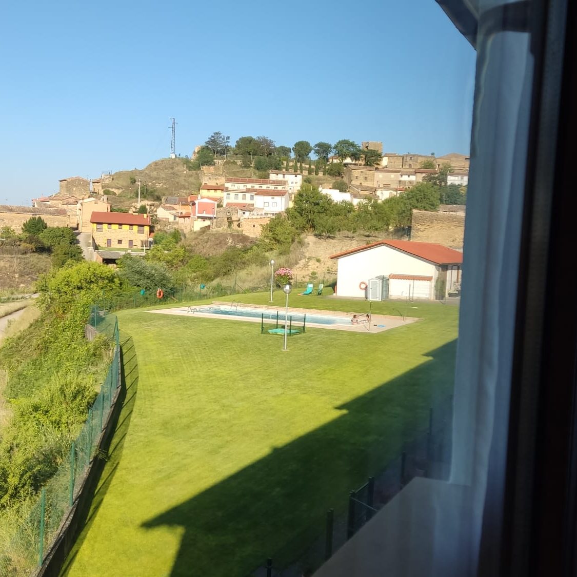 Imagen del jardín con piscina de los apartamentos